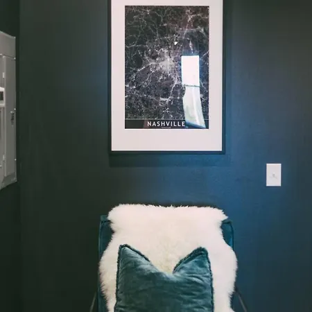 Legends Loft Modern Near Vandy On West End Holiday home