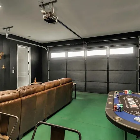 2 Hot Tubs Karaoke Game Downtown Holiday home