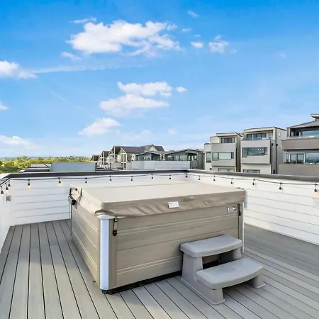 2 Hot Tubs Karaoke Game Downtown Holiday home *