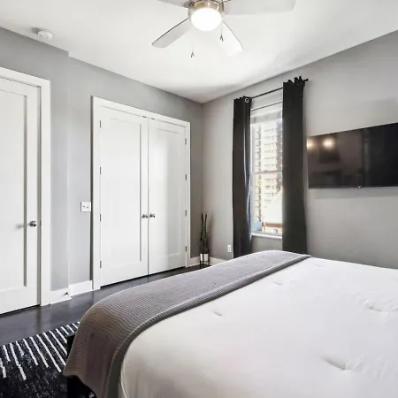 Legends Loft Modern Near Vandy On West End Holiday home