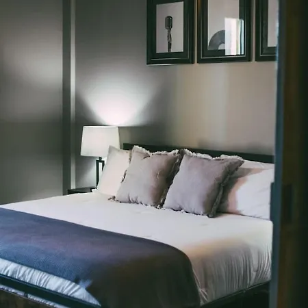 Holiday home Legends Loft Modern Near Vandy On West End *