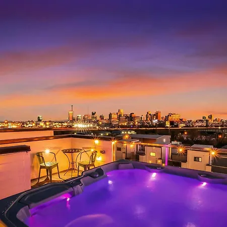 2 Hot Tubs Karaoke Game Downtown Holiday home *