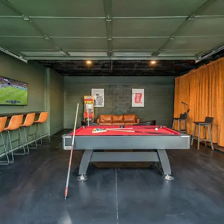 2 Hot Tubs Karaoke Game Downtown Holiday home *