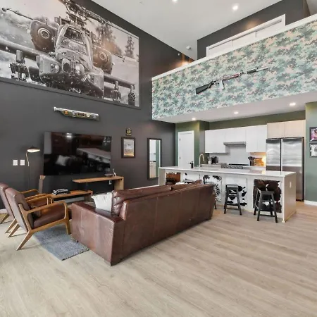 Walk To Broadway! The Man Cave/cowboys & Playboys With Pool & Gym Apartment