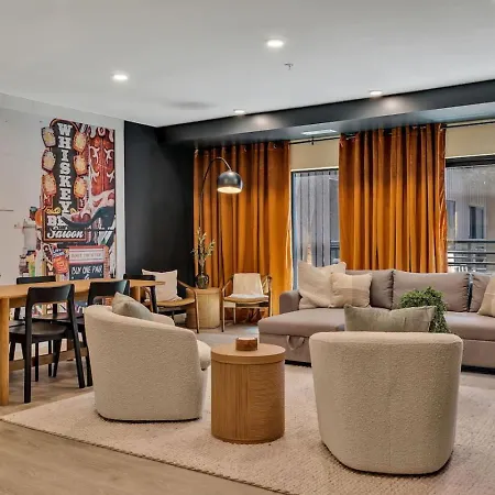Boots On Broadway In Downtown With Parking, Pool, Gym Apartment *