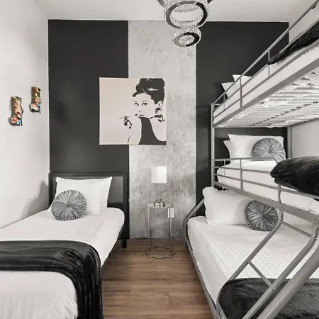 Apartment Nash Bash Retreat With Neon Sign & Sleeps 13 *