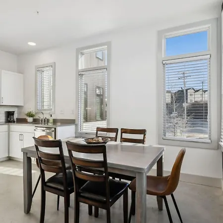 Modern Townhome 2 Miles South Of Downtown And Broadway Ave
