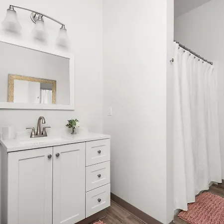 Apartment 4br Condo, Sleeps 13 Near Broadway