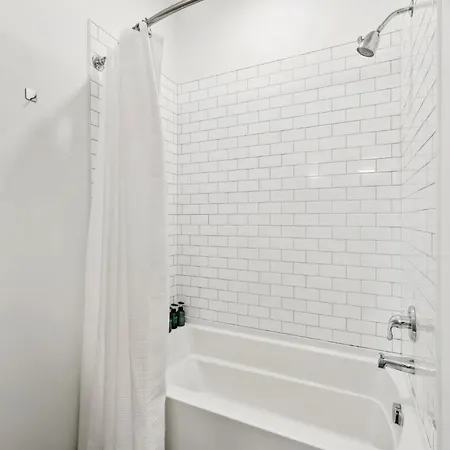 Modern Townhome 2 Miles South Of Downtown And Broadway Ave *