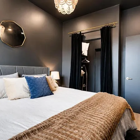 Holiday home East Nash Top-floor 1br | Rooftop Deck | Sleeps 6 *