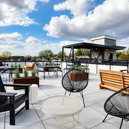 East Nash Top-floor 1br | Rooftop Deck | Sleeps 6