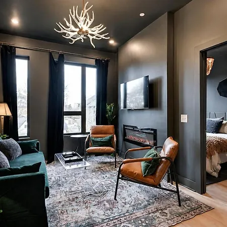 East Nash Top-floor 1br | Rooftop Deck | Sleeps 6 *