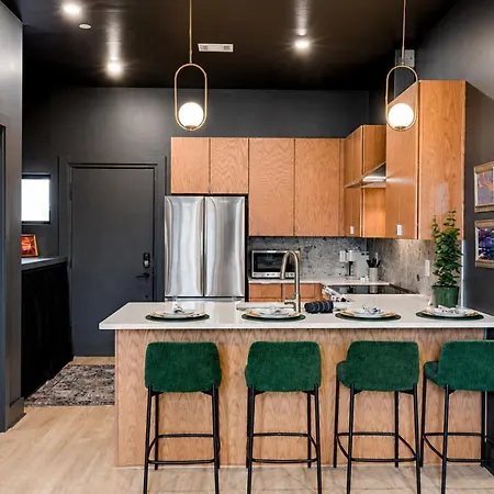 East Nash Top-floor 1br | Rooftop Deck | Sleeps 6