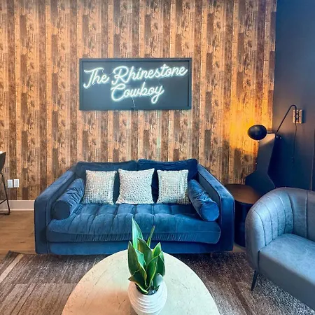 Rhinestone Cowboy 5 Min To Downtown Apartment *