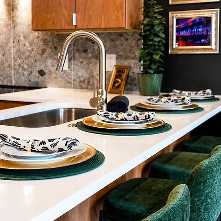 East Nash Top-floor 1br | Rooftop Deck | Sleeps 6 Holiday home *