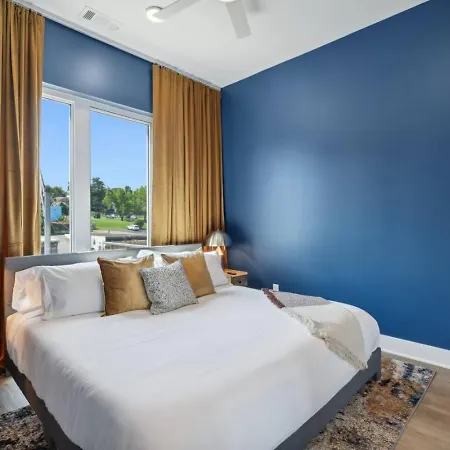Rhinestone Cowboy 5 Min To Downtown Apartment