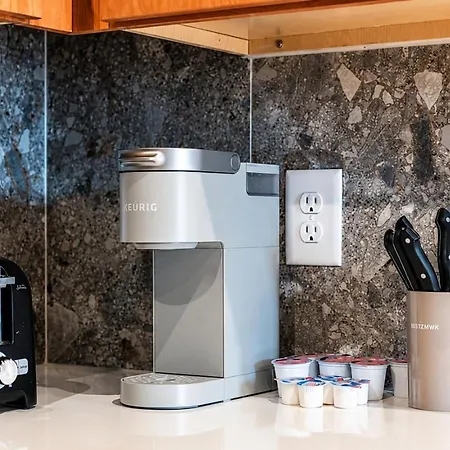 East Nash Top-floor 1br | Rooftop Deck | Sleeps 6 *