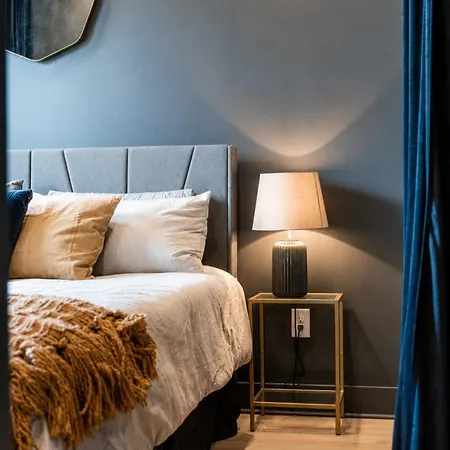 East Nash Top-floor 1br | Rooftop Deck | Sleeps 6