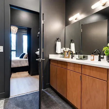 East Nash Top-floor 1br | Rooftop Deck | Sleeps 6 Nashville