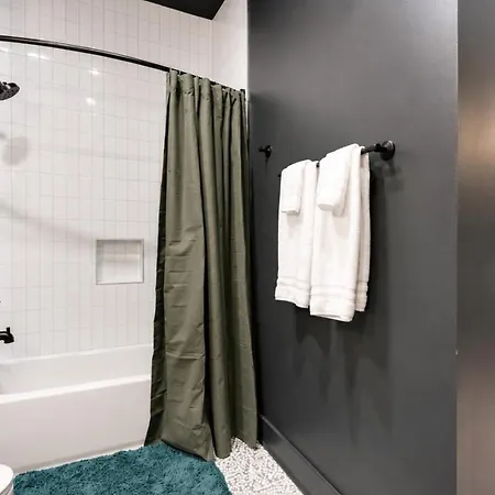 East Nash Top-floor 1br | Rooftop Deck | Sleeps 6