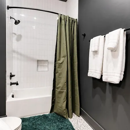 East Nash Top-floor 1br | Rooftop Deck | Sleeps 6