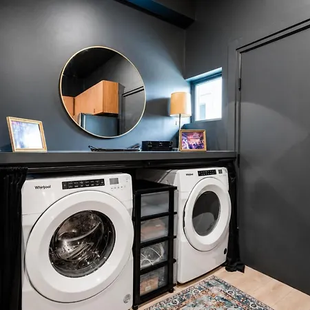 Holiday home East Nash Top-floor 1br | Rooftop Deck | Sleeps 6 *