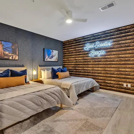 Apartment Boots On Broadway In Downtown With Parking, Pool, Gym *