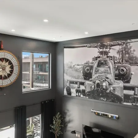 Walk To Broadway! The Man Cave/cowboys & Playboys With Pool & Gym Apartment *