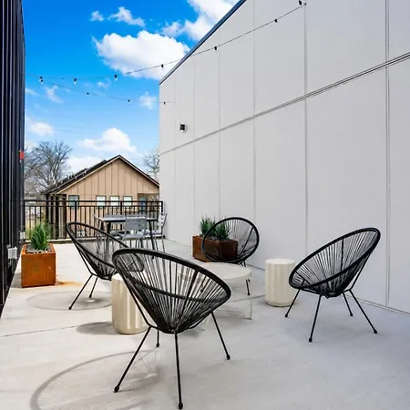 East Nash Top-floor 1br | Rooftop Deck | Sleeps 6