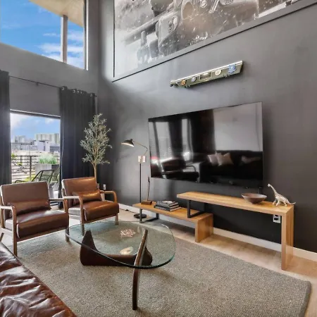 Walk To Broadway! The Man Cave/cowboys & Playboys With Pool & Gym Apartment