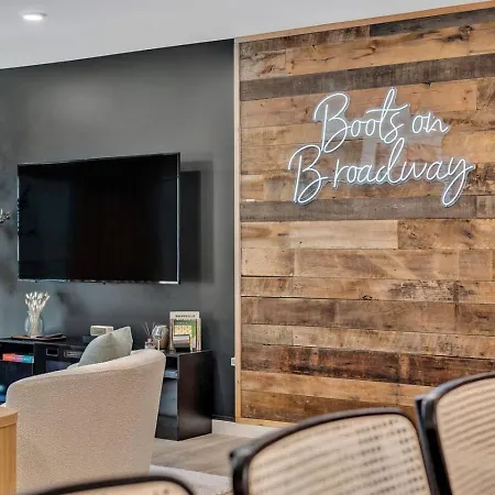 Boots On Broadway In Downtown With Parking, Pool, Gym Apartment