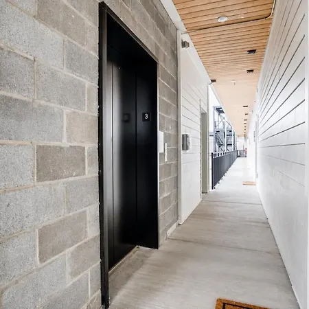 East Nash Top-floor 1br | Rooftop Deck | Sleeps 6 * Nashville