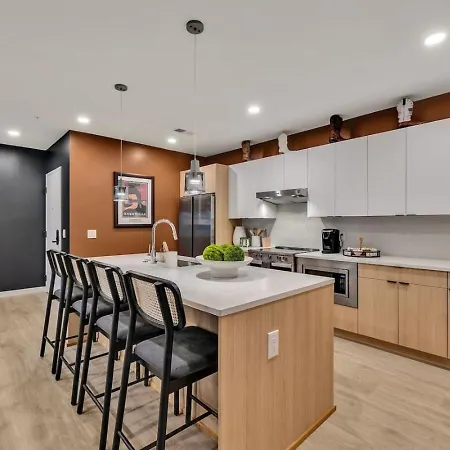 Boots On Broadway In Downtown With Parking, Pool, Gym * Nashville