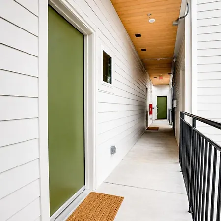Holiday home East Nash Top-floor 1br | Rooftop Deck | Sleeps 6 *