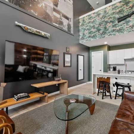Walk To Broadway! The Man Cave/cowboys & Playboys With Pool & Gym