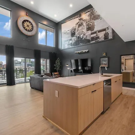 Walk To Broadway! The Man Cave/cowboys & Playboys With Pool & Gym Apartment *