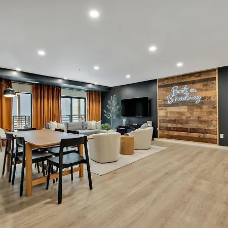 Apartment Boots On Broadway In Downtown With Parking, Pool, Gym *