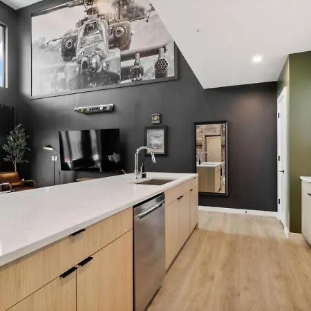 Walk To Broadway! The Man Cave/cowboys & Playboys With Pool & Gym Apartment *