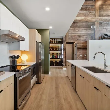 Walk To Broadway! The Man Cave/cowboys & Playboys With Pool & Gym Apartment Nashville