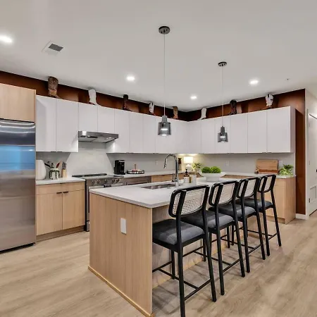 Boots On Broadway In Downtown With Parking, Pool, Gym Apartment