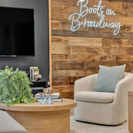 Apartment Boots On Broadway In Downtown With Parking, Pool, Gym *
