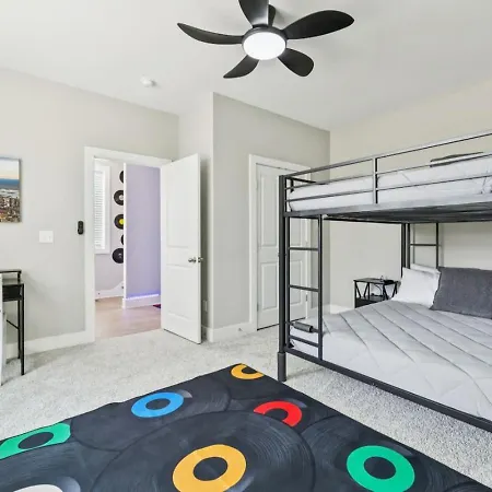 Friends In Skyline Places, 10 Min To Broadway, Perfect For Groups Holiday home *