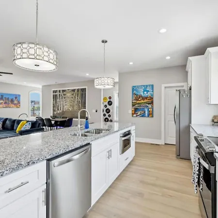 Friends In Skyline Places, 10 Min To Broadway, Perfect For Groups Holiday home Nashville