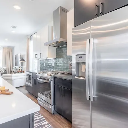 Luxe 4br Retreat With Rooftop Fire Pit & Garage Holiday home