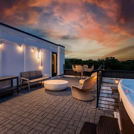 Escape With Skyline Deck And Hot Tub Holiday home