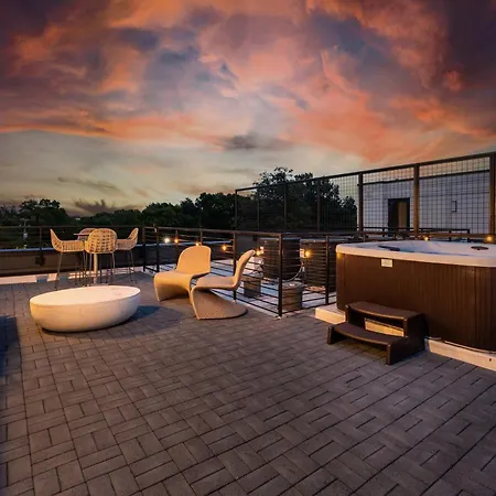 Escape With Skyline Deck And Hot Tub