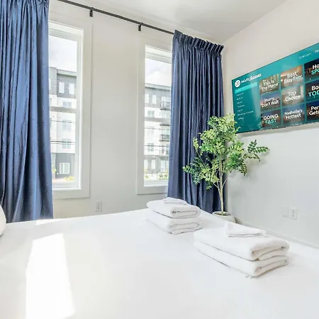 Holiday home Luxe Group With Hot Tub & Rooftop Lounge *