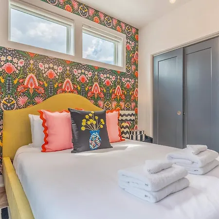 Holiday home Luxe Group With Hot Tub & Rooftop Lounge