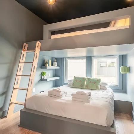 Luxe Group With Hot Tub & Rooftop Lounge Holiday home *