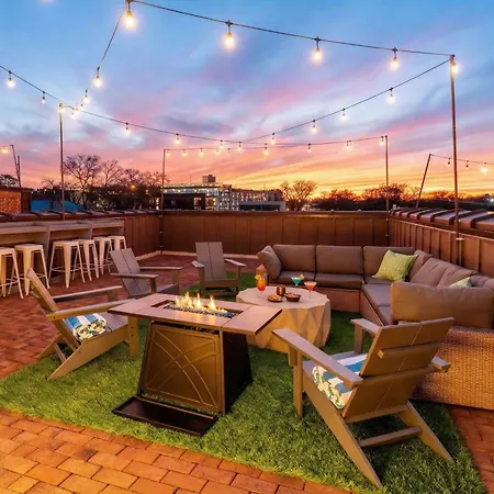 Skyline Views With Double Rooftop Deck & Game Holiday home *